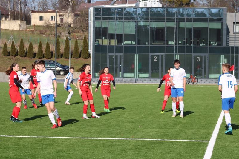 Juniorki U-17 przegrały z męską drużyną MKS Kania Gostyń